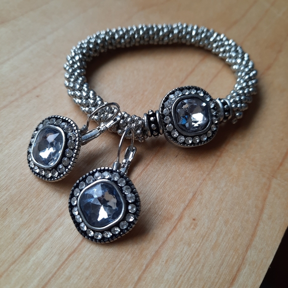 Impeccable silver, black & light blue jewelry set - Picture 2 of 4